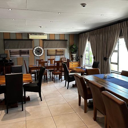 Meyers Guesthouse Jwaneng ภายนอก รูปภาพ
