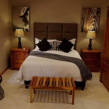 Meyers Guesthouse Jwaneng ภายนอก รูปภาพ